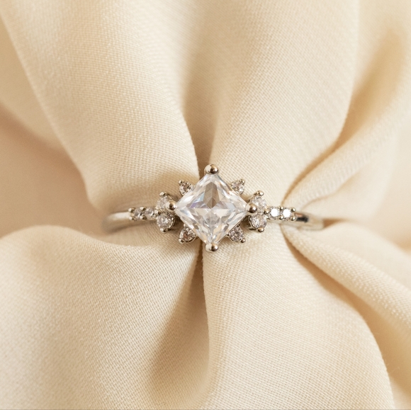 Sparkling Stone Ring - Picture 2 of 8